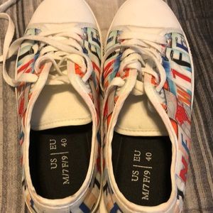 Line Wife logo tennis shoes, worn once, EU 40, M/7 W/9